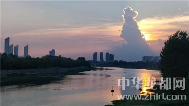 為了這朵云，周口人聚集在大慶路橋上……
