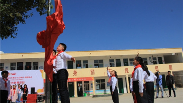 周口留守兒童的國慶節(jié)：敬隊禮、升國旗