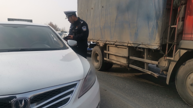 周口限行第一天，交警蜀黍上路勸返近百輛車