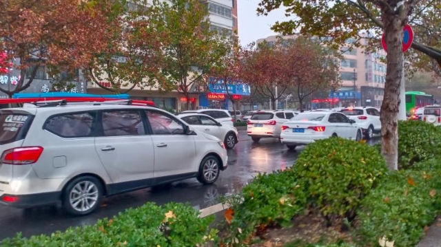 雨中道路擁堵，市民可繞行！