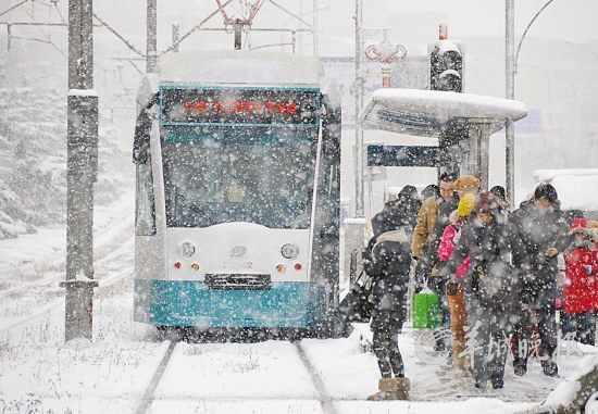 冬季，大連市民在雪中等候202路鐺鐺車 新華社發(fā)(呂文正 攝) 